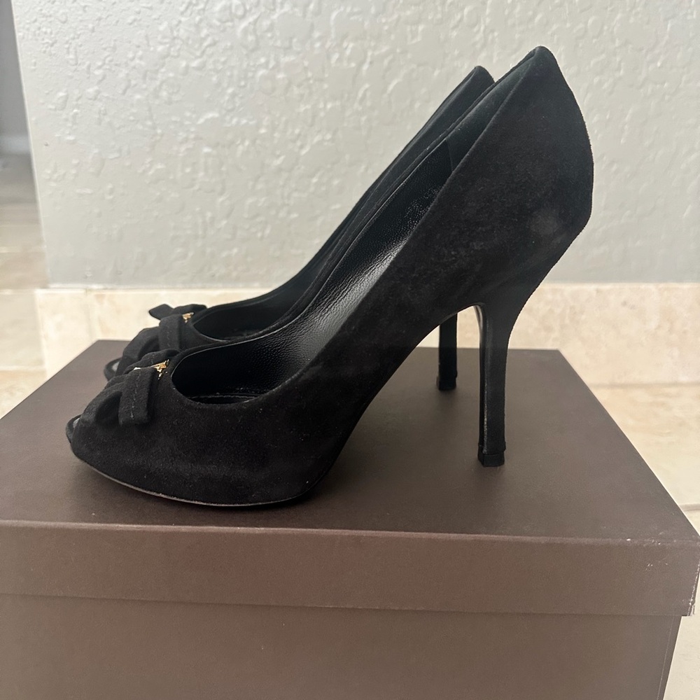 Louis Vuitton Black Suede Peep-Toe Bow Pumps with Gold LV Accent - Picture 3 of 5